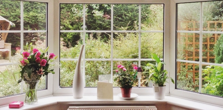 Okna z widokiem na ogród